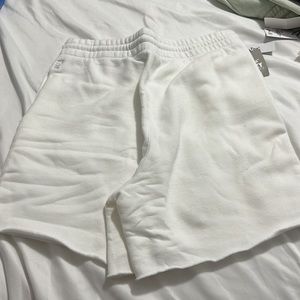 Aritizia cozy boyfriend 6’ shorts in white